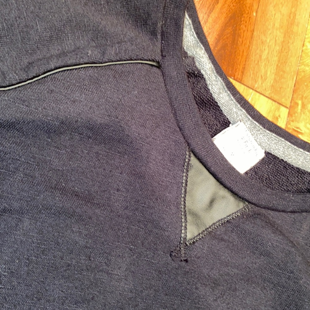 LIKE NEW- ABERCROMBIE & FITCH FAUX LEATHER ZIPPER ACCENT FLEECE CREWNECK- MEDIUM - Picture 4 of 6